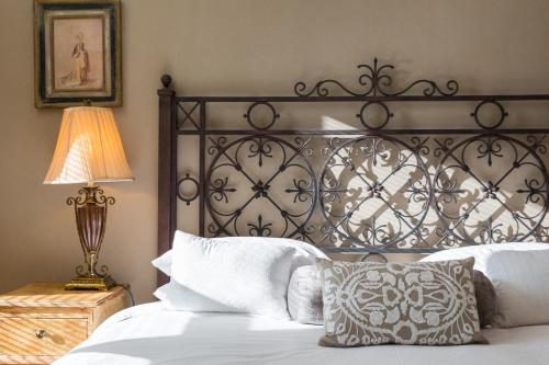 - une chambre avec un lit doté d'une tête de lit en métal dans l'établissement #505 Cartwright - Old World Charm, au Cap