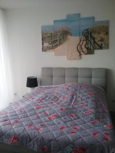 Un dormitorio con una cama con una colcha encima en Home from Home, en Wiebelskirchen