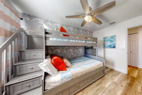 מיטה או מיטות קומותיים בחדר ב-Southern Star Coastal Retreat