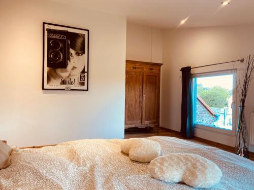 a bedroom with a bed with a stuffed animal on it at Jolie maison avec jardin. in Hoeilaart
