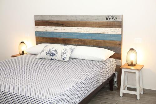 a bedroom with a bed with a wooden headboard at CA' DA TOLLO in Cogorno