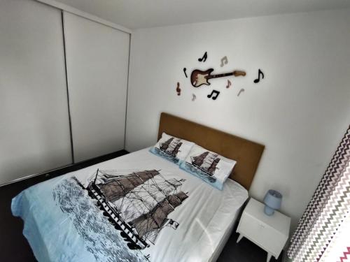 1 dormitorio con 1 cama con notas musicales en la pared en Apartment Cape, en Podgorica