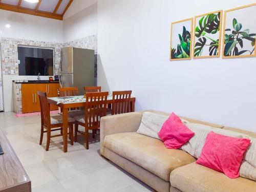 sala de estar con sofá y mesa en Casa do Mar & Ane Ilhabela, en Ilhabela