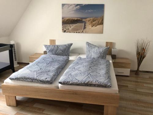 2 camas sentadas en una cama en una habitación en Ferienwohnung Hendrich Sotterhausen, en Allstedt