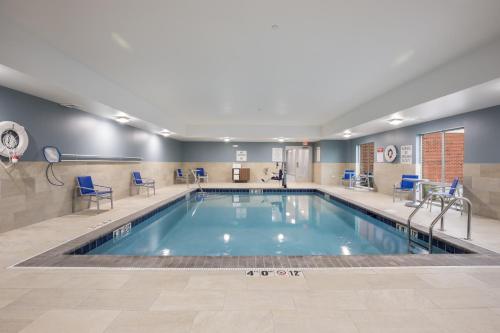 Bazén v ubytování Holiday Inn Express & Suites Chicago - Hoffman Estates by IHG nebo v jeho okolí