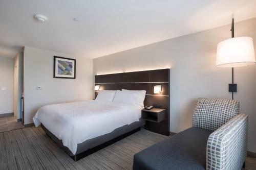 Postel nebo postele na pokoji v ubytování Holiday Inn Express & Suites Chicago - Hoffman Estates by IHG