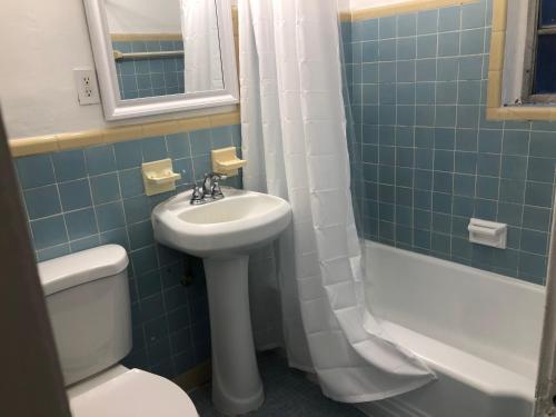 a bathroom with a sink and a toilet and a shower at Beautiful Quiet Neighborhood in Miami