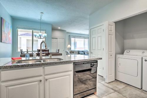 Kitchen o kitchenette sa Dtwn Mesquite Condo with Resort Pool Golf and Gamble!