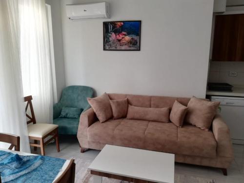 sala de estar con sofá y silla en Dalaman Airport Daltur Aparts en Dalaman