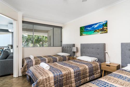 Säng eller sängar i ett rum på Rainbow Bay Resort Holiday Apartments