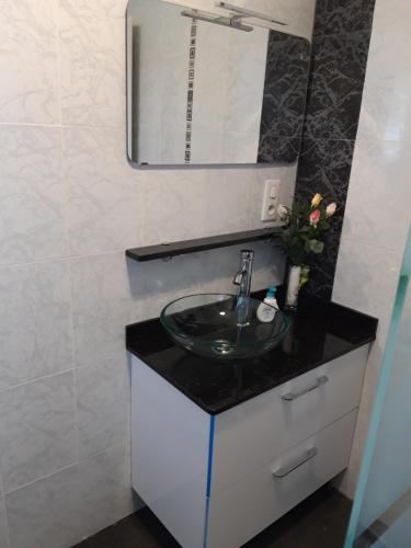 uma casa de banho com um lavatório e um espelho em Jura belle vue em La Loye