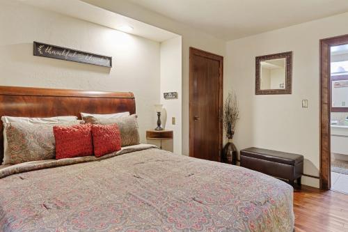 Un pat sau paturi într-o cameră la Gamble Oak #778