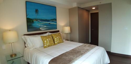 Tempat tidur dalam kamar di Alameda Cariari Apartments