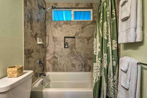y baño con bañera y cortina de ducha. en Aloha Big Island Paradise, en Mountain View