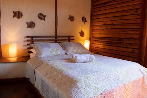 Pousada Cabanas da Serra Lumiar في لوميار: غرفة نوم عليها سرير وفوط