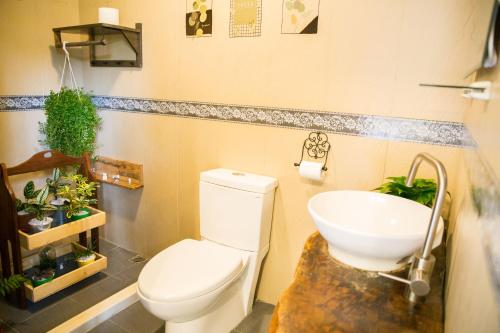 a bathroom with a toilet and a sink at Xiangyang Tianyuan in Sanyi