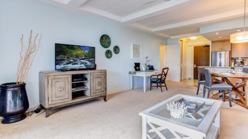 Maui Westside Properties - The Whaler 359にあるテレビまたはエンターテインメントセンター