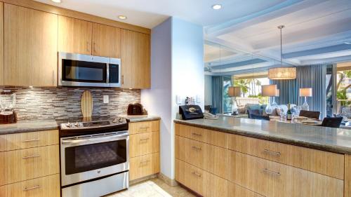 Maui Westside Properties - The Whaler 359にあるキッチンまたは簡易キッチン