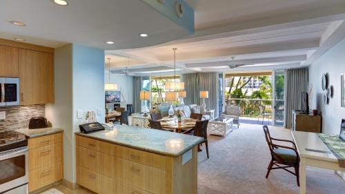 カアナパリにあるMaui Westside Properties - The Whaler 359のキッチン、リビングルーム(リビングルーム、ダイニングルーム付)