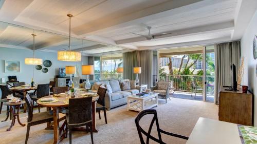 カアナパリにあるMaui Westside Properties - The Whaler 359のソファとテーブルのあるリビングルーム
