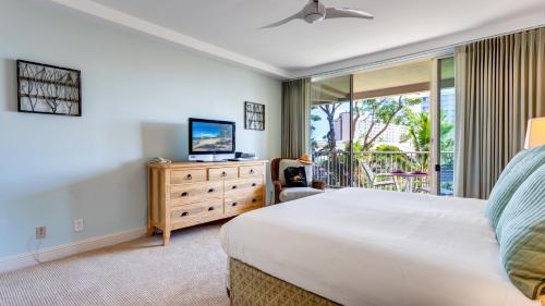 Maui Westside Properties - The Whaler 359にあるテレビまたはエンターテインメントセンター