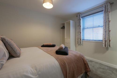 um quarto com uma cama grande e uma janela em Crewe Short Lets 8 Victoria Court, Crewe em Crewe