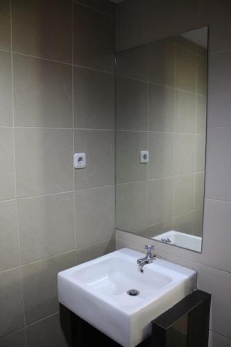 Ванная комната в Hotel Grand Karawang Indah