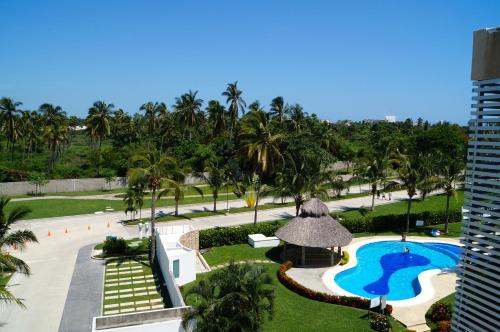 une vue aérienne d'un complexe hôtelier avec piscine dans l'établissement Penthouse con Jacuzzi en Acapulco Diamante, à Acapulco