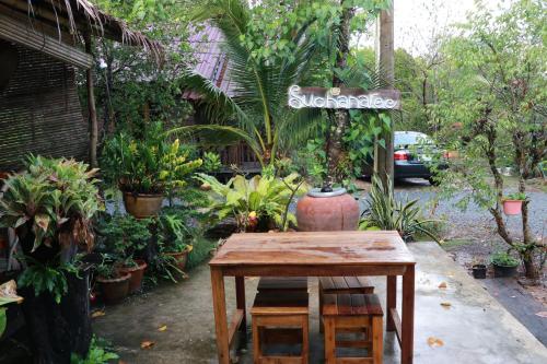 Taman di luar Suchanaree@Laemngop