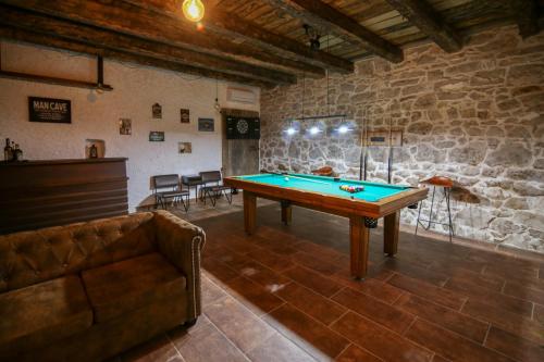 Božini dvori- Villa with Pool, Sauna , Jacuzzi and multifunkcional sport Court