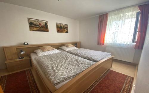 1 dormitorio con 2 camas y ventana en Ilse Maier, en Füssen