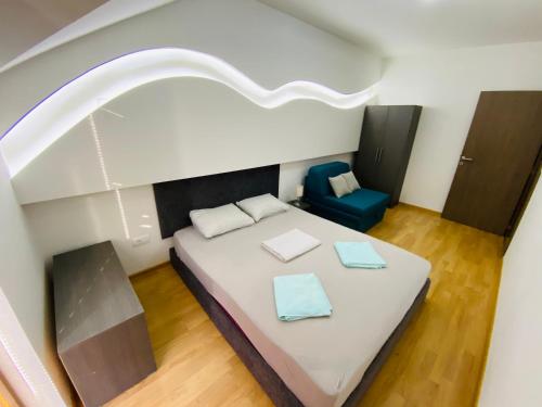 En eller flere senge i et værelse på Apartmani borova 2