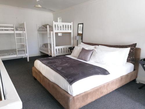 Knysna N2 Lodgeにあるベッド