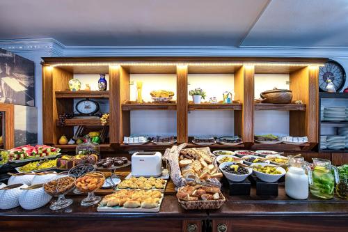 ein Buffet mit vielen verschiedenen Speisen auf einem Tisch in der Unterkunft Kozan City Hotel in Izmir