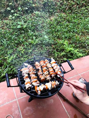 a person is cooking food on a grill at Pài Bjooc homestay in Làng Mán