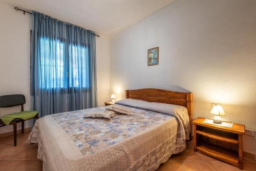 sypialnia z dużym łóżkiem i oknem w obiekcie Villa Mallus 4 posti letto w mieście Olìa Speciosa
