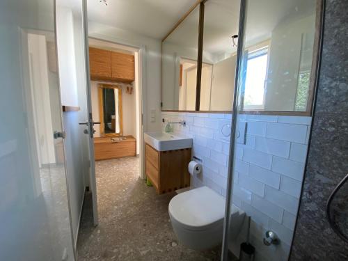 Kylpyhuone majoituspaikassa Guesthouse Paradies Samerberg