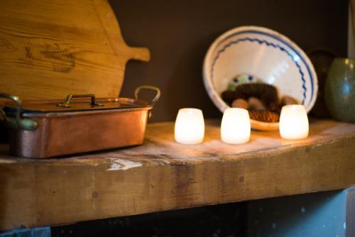 a table with candles and a bowl and a mirror at B&B Le Vieux Marronnier in Foy-Notre-Dame