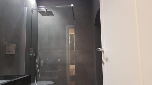 La salle de bains est pourvue d'une douche en verre et de toilettes. dans l'établissement Room Del Giglio, à Bari