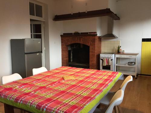 une cuisine avec une table et un tissu de table dans l'établissement Maison de Marius et Maison d Amelie, à Esténos