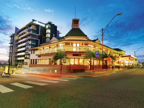 a building on the corner of a city street at Oaks Gladstone Grand Hotel in Gladstone