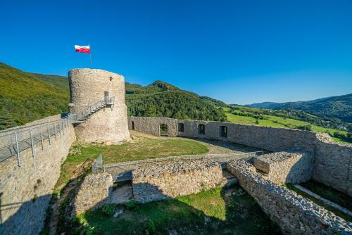 a castle with a flag on top of it at Willa Lawenda in Rytro