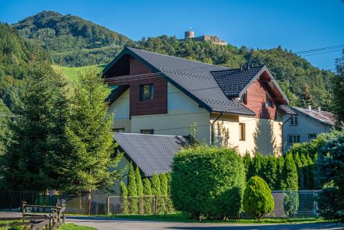 a house with a gambrel roof at Willa Lawenda in Rytro