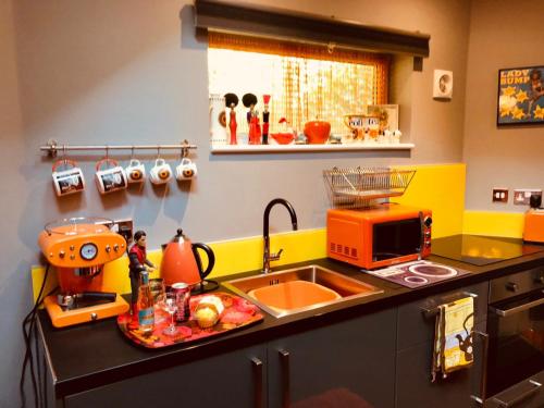 una cocina con fregadero y una batidora en una encimera en The Retro Retreat with free parking, en Hastings