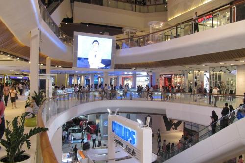 a large shopping mall with people in it at Matini Ratchada 32 in Bangkok
