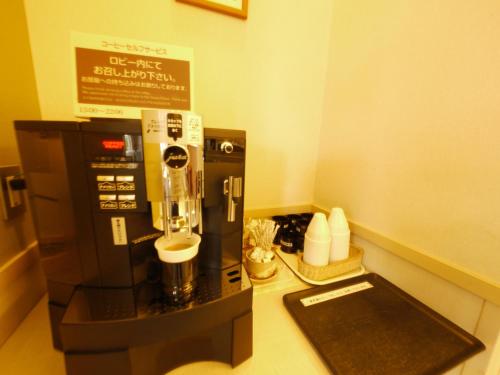 a coffee maker sitting on top of a counter at Hotel Route-Inn Honjo Ekiminami in Honjo