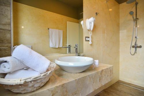 Uma casa de banho em Sandy Beach Resort