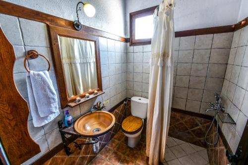 Koupelna v ubytování Oikoperiigitis Hotel