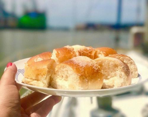 a person holding a plate of donuts on aucer at Estudio independiente Forget Me Not in Getxo