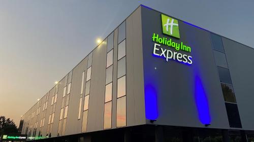un edificio con el cartel expreso de la posada Houston en Holiday Inn Express - Arcachon - La Teste, an IHG Hotel en La Teste-de-Buch